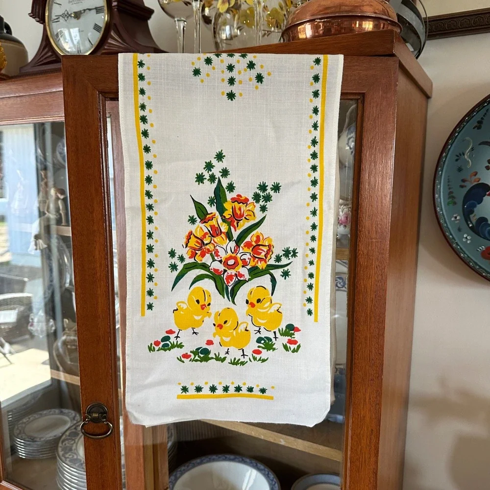 VTG 50's Nordic Easter Table Runner Yellow Chicks Daffodils Spring White Easter